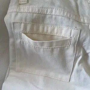 Texture De Fils Dans Une Bobine De Couleur Violette Sur Fond Blanc